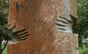 Skulptur__Umarmung__der_K_nstlerin_Zdenka_Saletov__in_Rendsburg-B_delsdorf