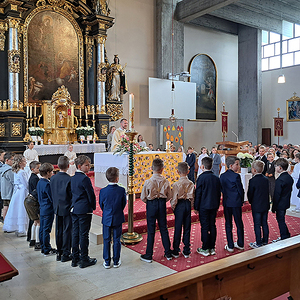 Aufstellung um den Altar