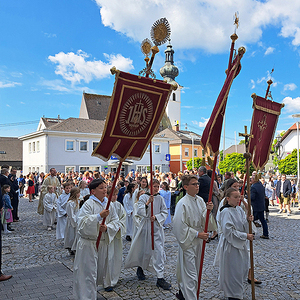 Eintreffen von Pfarrer Christoph am Marktplatz