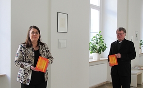 Pastoralamtsdirektorin Gabriele Eder-Cakl und Bischof Manfred Scheuer mit der neuen Broschüre „Ostern feiern“. 