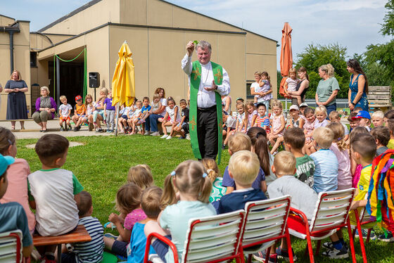 Im Rahmen der Visitation im Dekanat Altheim-Aspach besuchte Bischof Manfred Scheuer den Pfarrcaritas-Kindergarten Altheim, wo er die Kinder segnete.